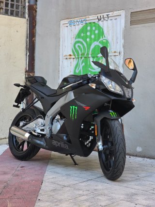 Aprilia RS4 Negra y Plateada
