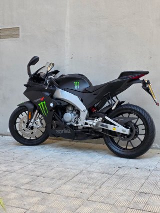 Aprilia RS4 Negra y Plateada