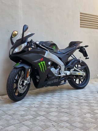 Aprilia RS4 Negra y Plateada