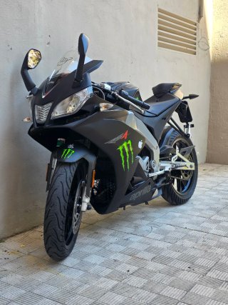 Aprilia RS4 Negra y Plateada