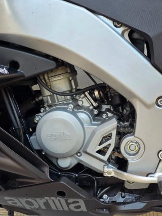 Aprilia RS4 Negra y Plateada