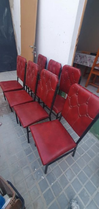 Juego de 7 Sillas de Hierro Rojas