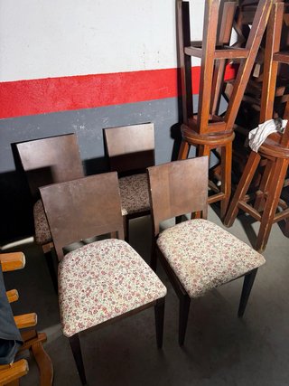 Sillas de madera con asiento estampado (5€) cada