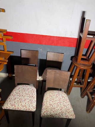 Sillas de madera con asiento estampado (5€) cada