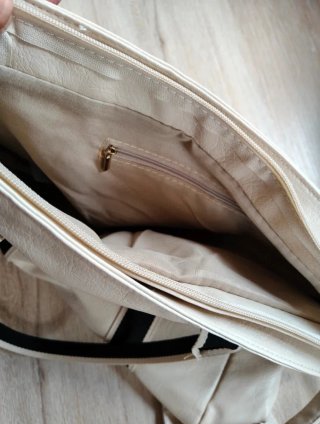 Bolso tote beige con detalles negros