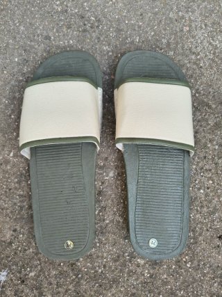Chanclas beige y berde 44