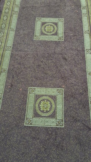 Alfombra púrpura y dorada