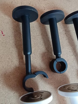 Soportes ajustables para cortinas (negro y blanco)
