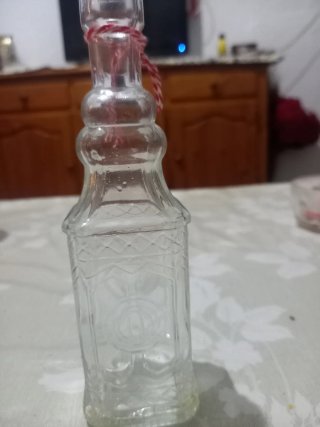 Botella antigua pequeña con relieve