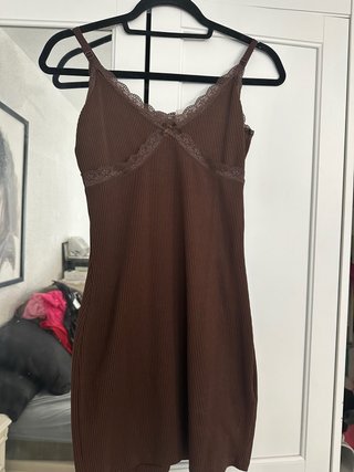 Vestido marrón ajustado con encaje