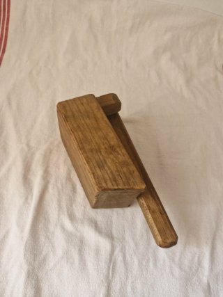 Cascanueces de madera artesanal