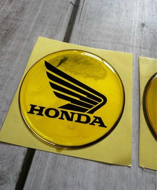 2 EMBLEMAS ADHESIVOS GEL 3D HONDA LOGO ORO MOTO