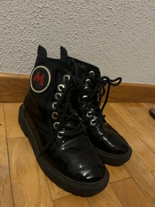 Botas negras charol con cordones