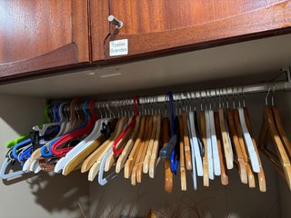 Lote de Perchas Plástico y Madera