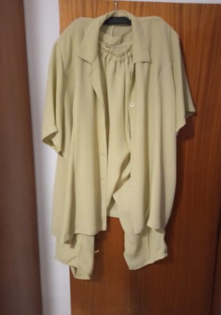 Traje pantalón y chaqueta verde oliva