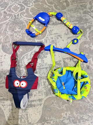 Caminador y soporte para puerta infantil