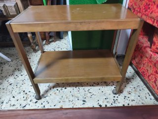 Mesa auxiliar de madera con ruedas