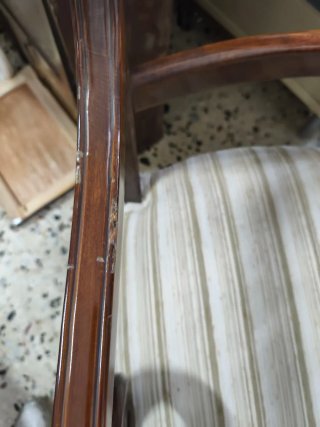 Silla de madera con asiento de tela