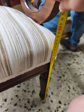Silla de madera con asiento de tela