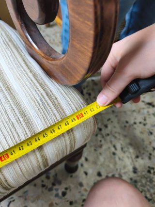 Silla de madera con asiento de tela