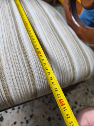 Silla de madera con asiento de tela