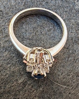 Anillo Oro Blanco Zafiro y Circonitas