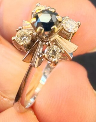 Anillo Oro Blanco Zafiro y Circonitas