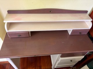 Escritorio de madera beige y morado