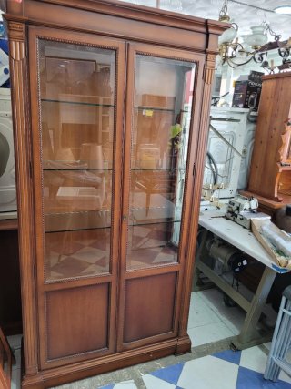 Mueble vitrina madera y cristal