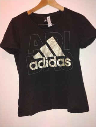 Camiseta Adidas Negra Logo Dorado Talla M