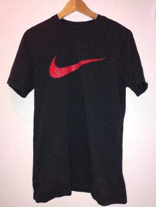 Camiseta Nike Negra Logo Rojo Talla S