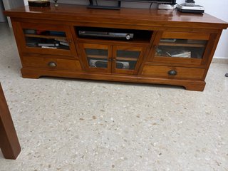 Mueble TV madera y cristal tipo colonial