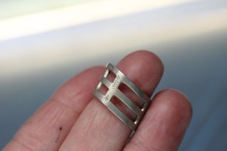 Anillo inclinado plata de ley. Joidart. 16,5 mm, talla 13.