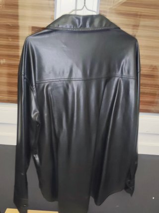 Sobrecamisa polipiel negra Bershka T. M/L