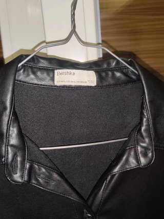 Sobrecamisa polipiel negra Bershka T. M/L