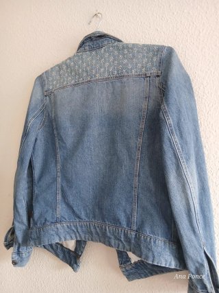 Chaqueta vaquera bordada flores