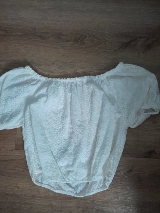 Top blanco hombros descubiertos encaje