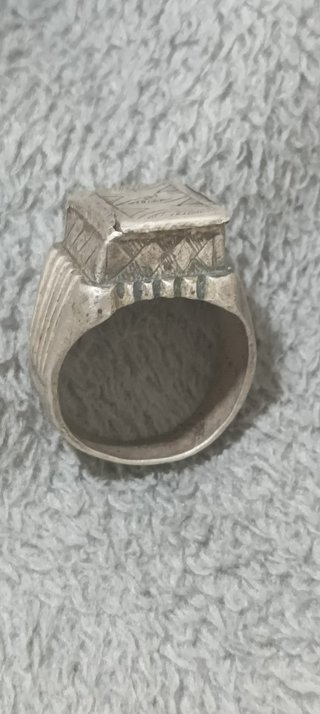 Anillo de plata con diseño grabado