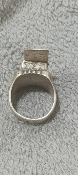 Anillo de plata con diseño grabado