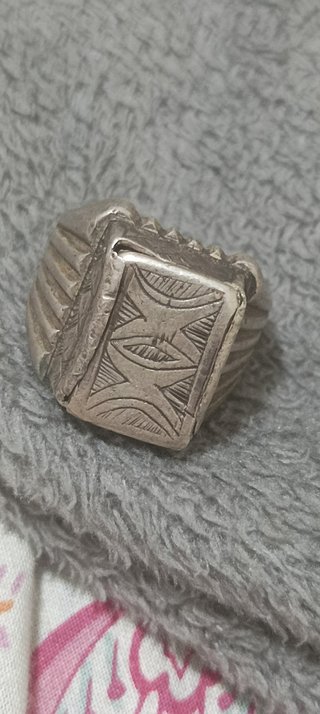 Anillo de plata con diseño grabado