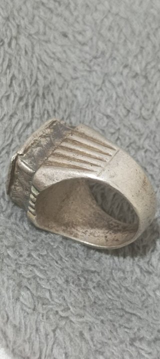 Anillo de plata con diseño grabado