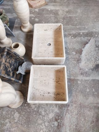 Lavabos de travertino estilo modernista