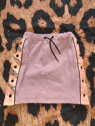 Falda deportiva rosa con letras GRMY t. S
