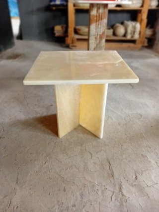 Mesa auxiliar de ónix miel