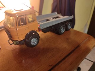 Modellino statico camion arancione