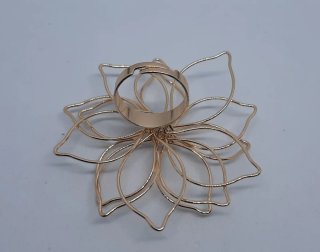 ANILLO EN FORMA DE FLOR DORADA- NUEVO