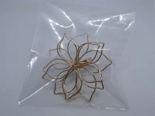 ANILLO EN FORMA DE FLOR DORADA- NUEVO