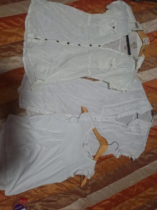 Elige tu blusa blanca urbana.unidad 2'5€