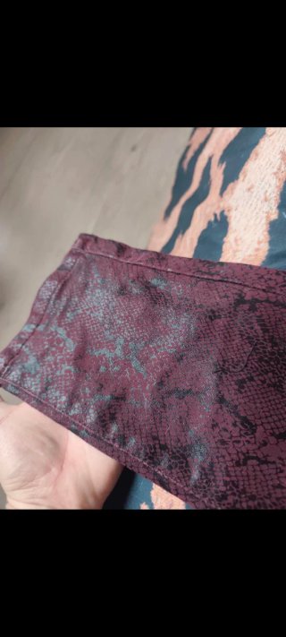 Pantalones pitillo elásticos estampado serpiente