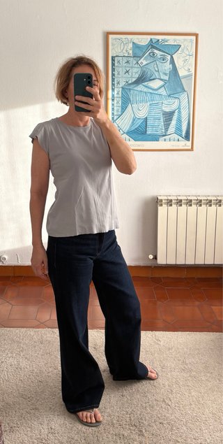 Camiseta gris corte láser